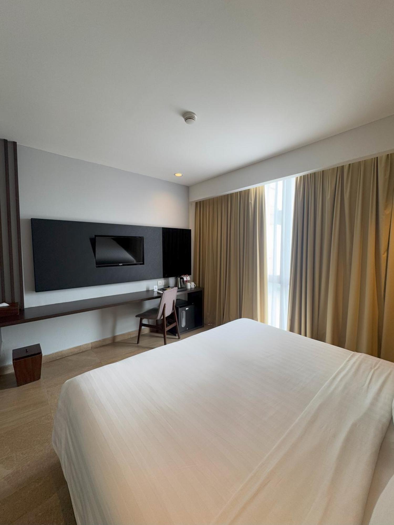 Hotel Santika 3*